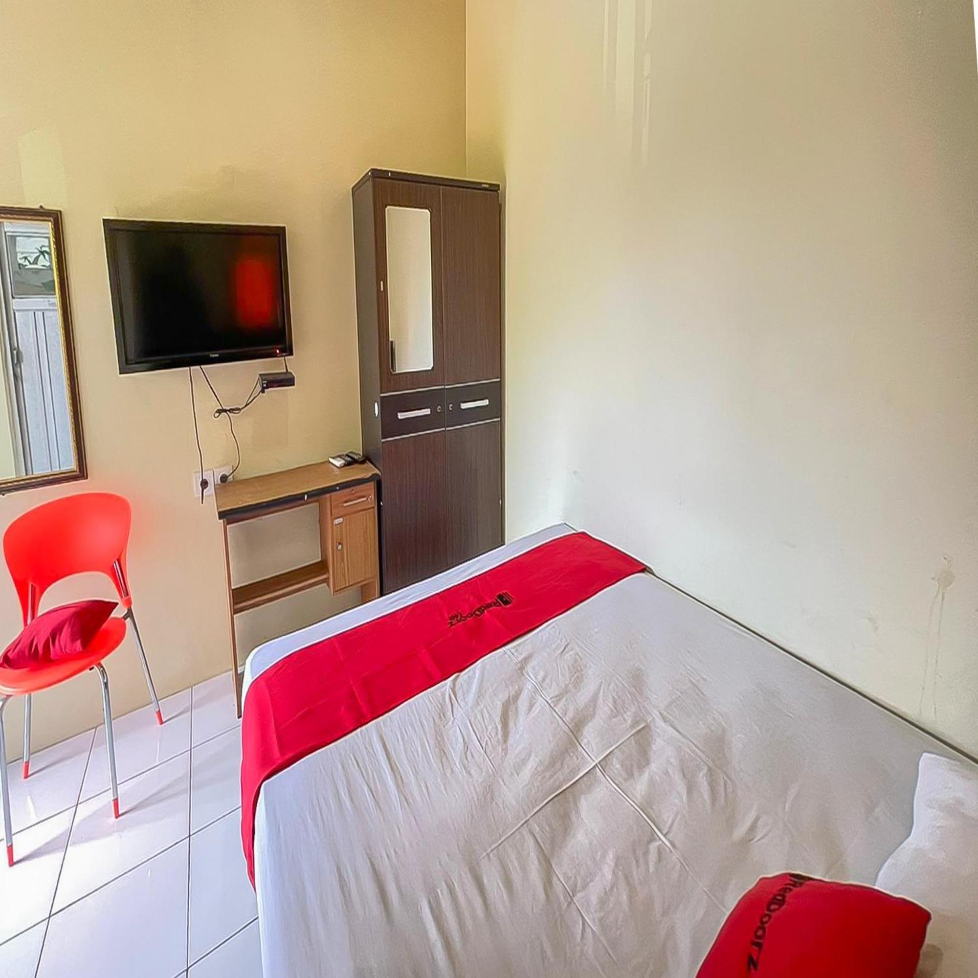 Reddoorz At Wahidin Street Cirebon Otel Dış mekan fotoğraf