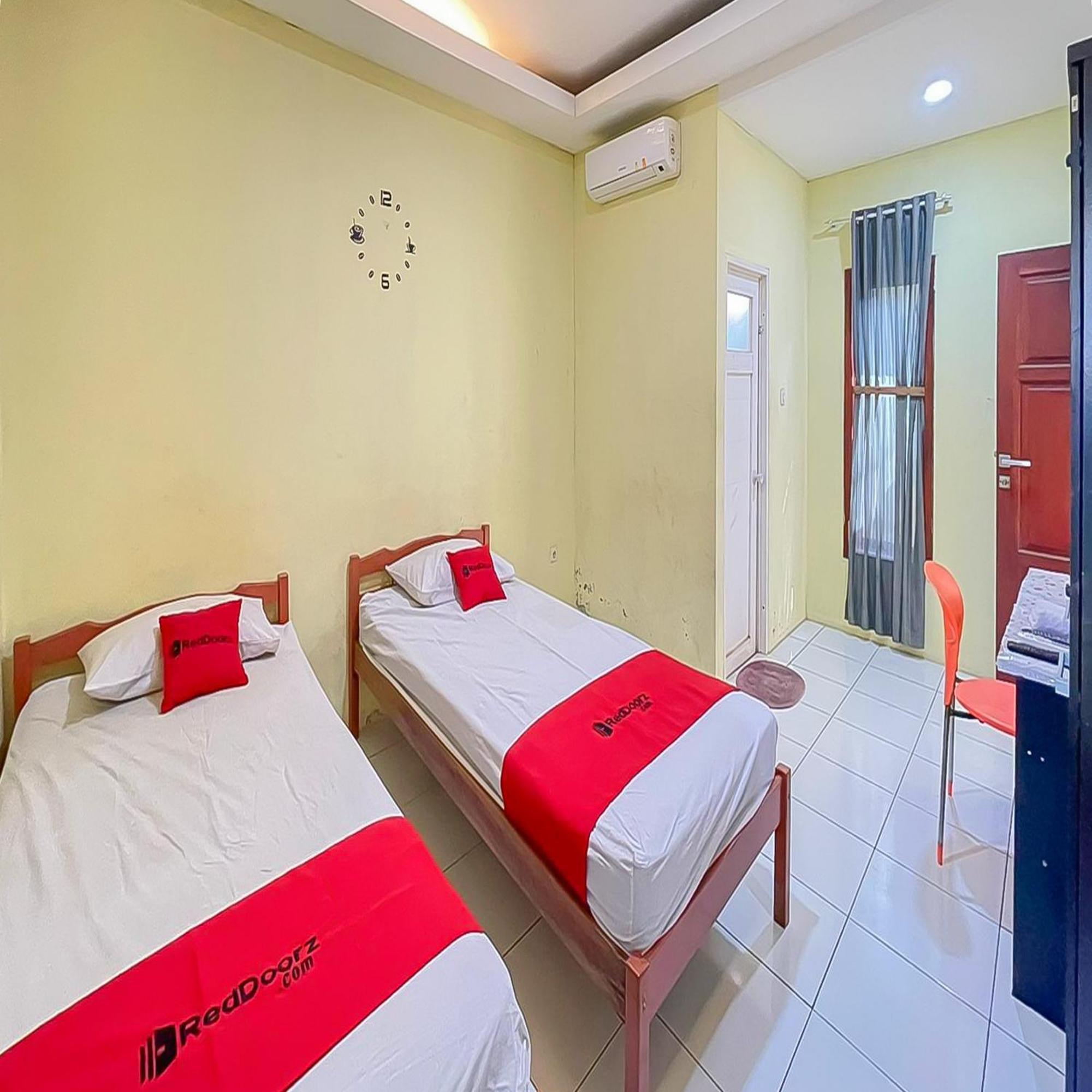 Reddoorz At Wahidin Street Cirebon Otel Dış mekan fotoğraf