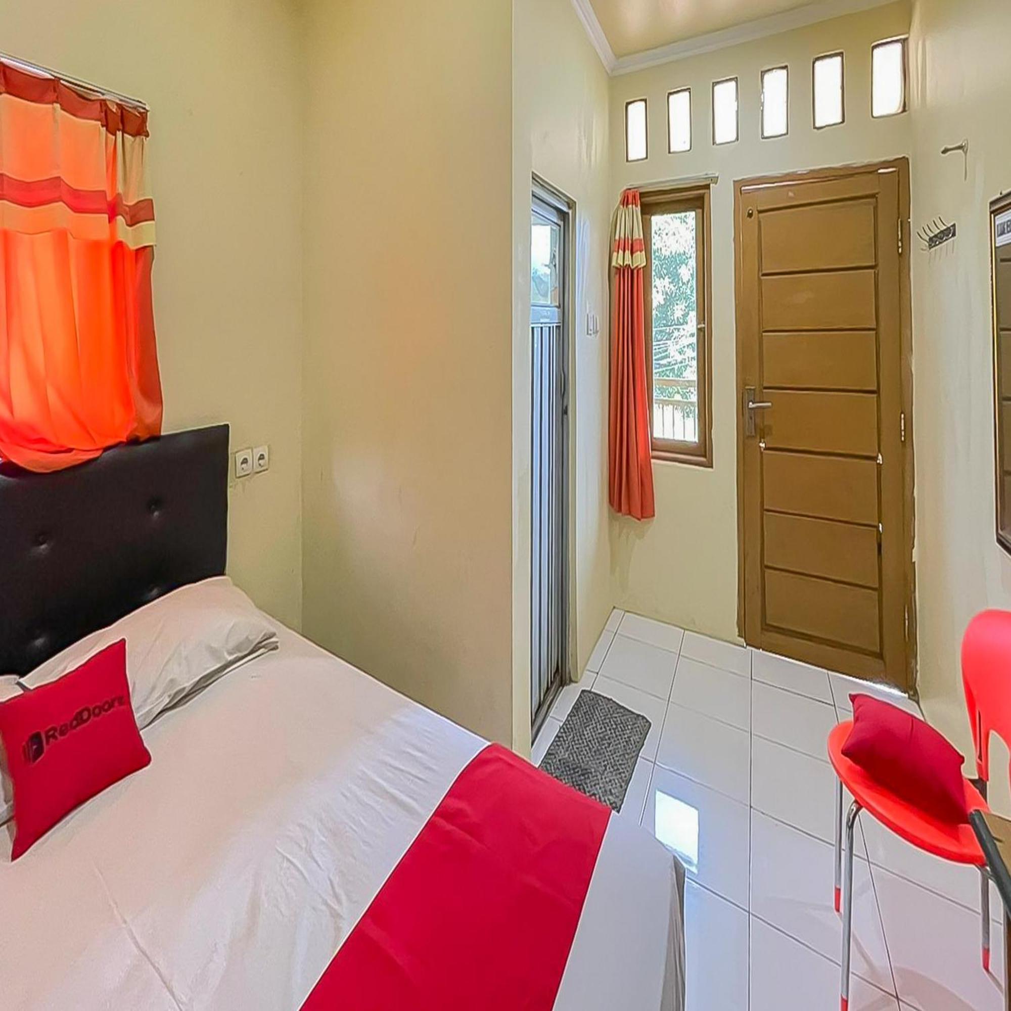 Reddoorz At Wahidin Street Cirebon Otel Dış mekan fotoğraf