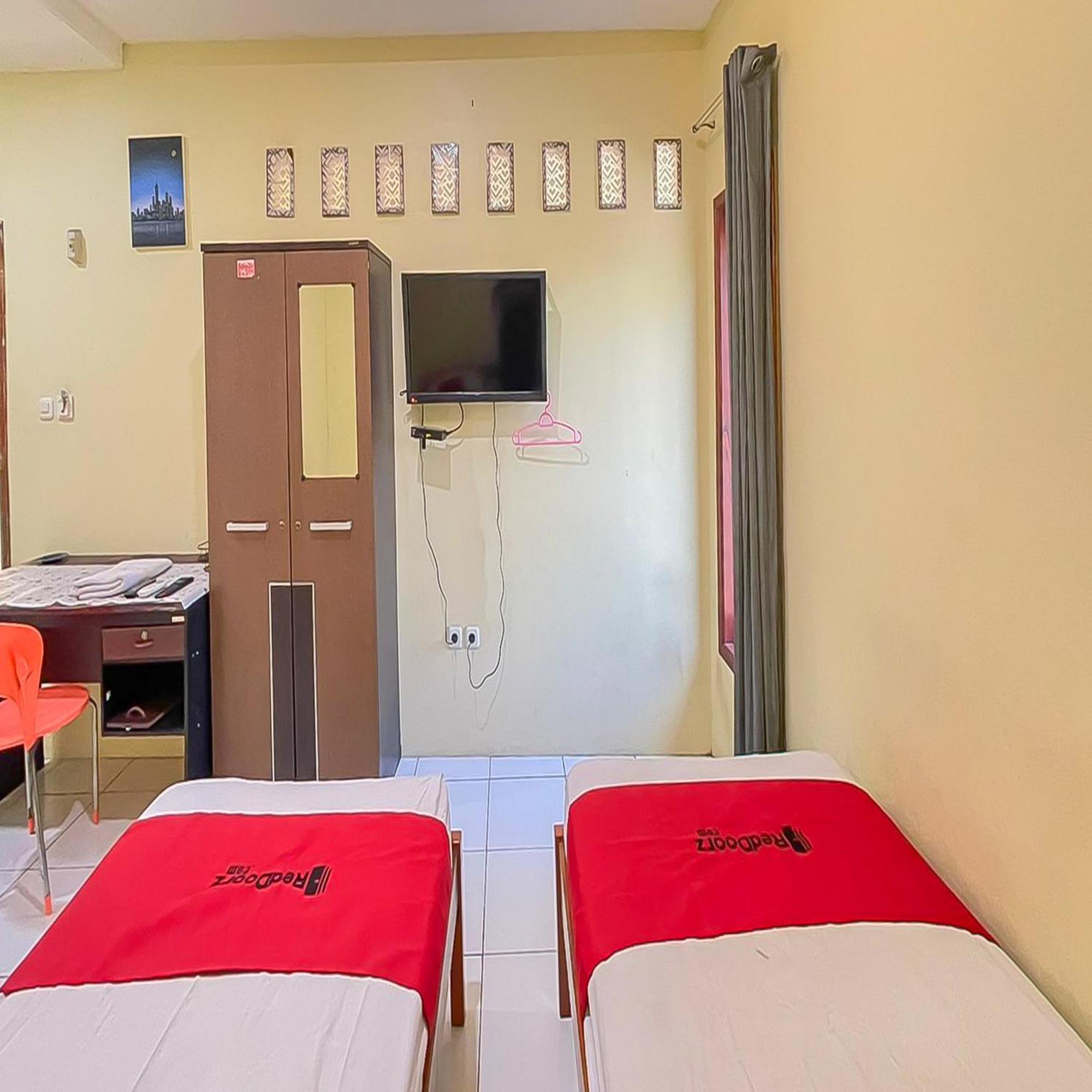 Reddoorz At Wahidin Street Cirebon Otel Dış mekan fotoğraf