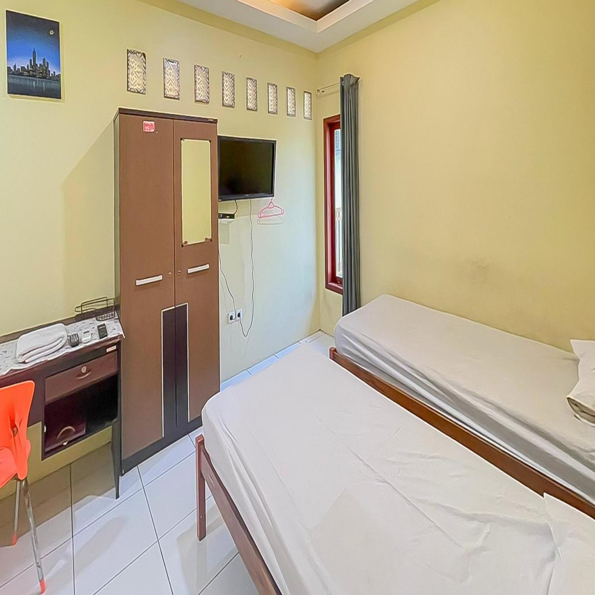 Reddoorz At Wahidin Street Cirebon Otel Dış mekan fotoğraf